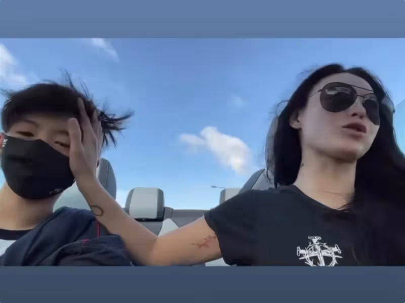 張柏芝開跑車送小Q上學!母子「十指緊扣」超親密,小Q兒子眉眼神似謝霆鋒