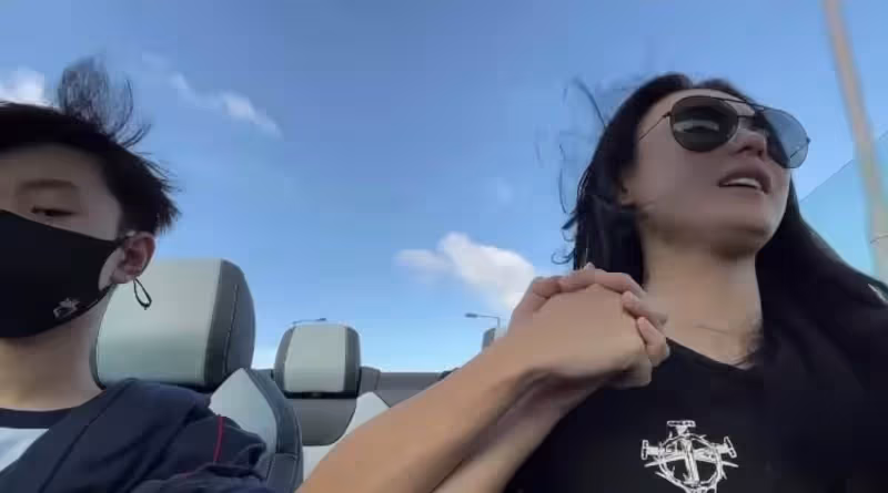 張柏芝開跑車送小Q上學!母子「十指緊扣」超親密,小Q兒子眉眼神似謝霆鋒