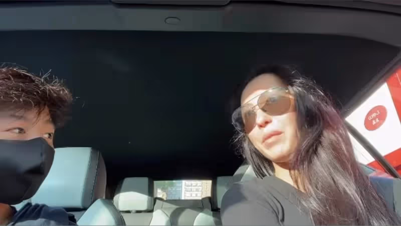 張柏芝開跑車送小Q上學!母子「十指緊扣」超親密,小Q兒子眉眼神似謝霆鋒