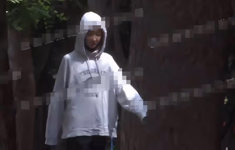 周冬雨被曝談戀愛後，與媽媽現身北京某公園，私下採摘水果，涉嫌違規