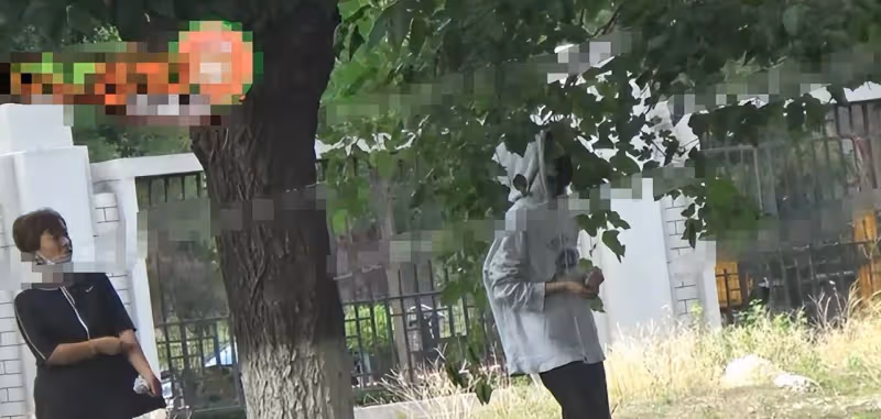 周冬雨被曝談戀愛後，與媽媽現身北京某公園，私下採摘水果，涉嫌違規