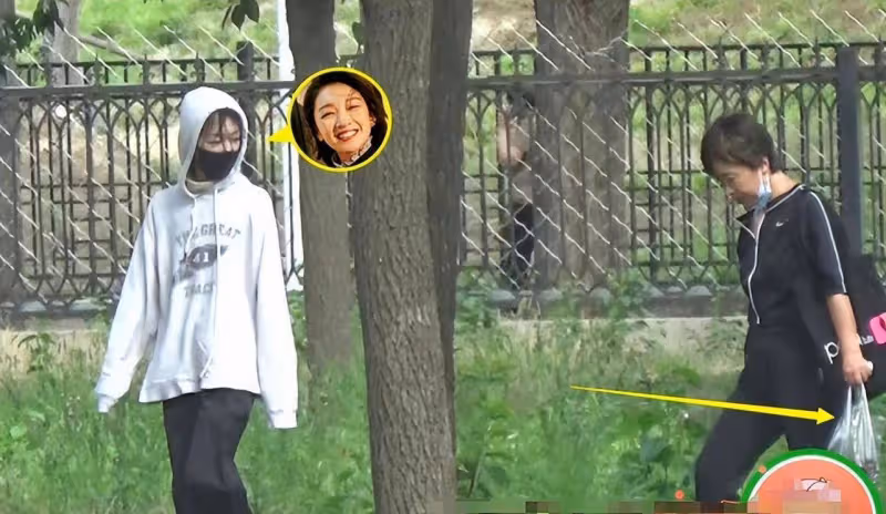 周冬雨被曝談戀愛後，與媽媽現身北京某公園，私下採摘水果，涉嫌違規