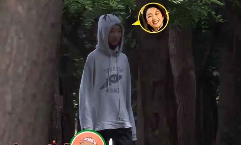 周冬雨公園私自摘桑葚引爭議，媽媽拎塑料袋裝著，恐面臨罰款處罰