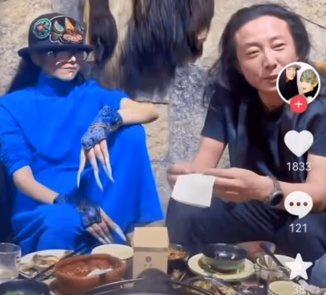 楊麗萍與家人聚會吃火鍋 腳踩凳子坐姿霸氣