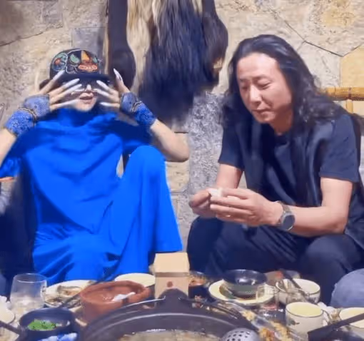 楊麗萍與家人聚會吃火鍋 腳踩凳子坐姿霸氣