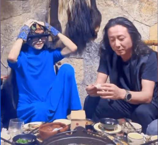 楊麗萍與家人聚會吃火鍋 腳踩凳子坐姿霸氣