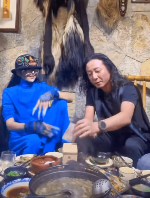 楊麗萍與家人聚會吃火鍋 腳踩凳子坐姿霸氣