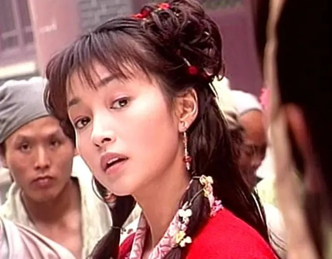 李綺紅罕曬全家福,52歲堅持素顏展現真實狀態,混血兒子帥氣十足