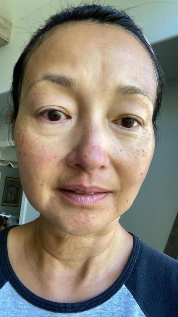 李綺紅罕曬全家福,52歲堅持素顏展現真實狀態,混血兒子帥氣十足