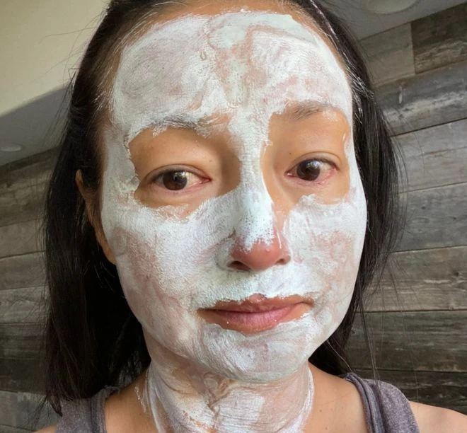 李綺紅罕曬全家福,52歲堅持素顏展現真實狀態,混血兒子帥氣十足