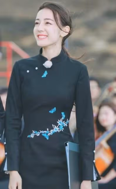 迪麗熱巴「嫌腰粗不敢穿旗袍」，被導演組強制穿上後，全網沉默了！