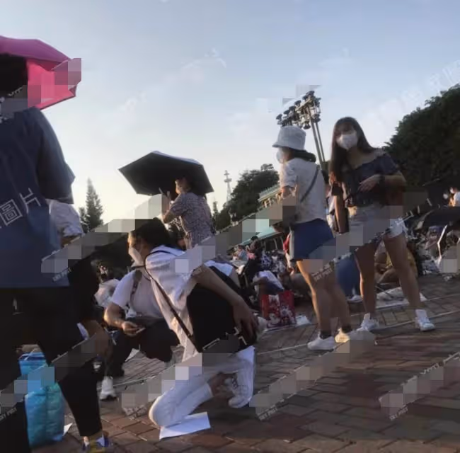 劉德華妻女游迪士尼，朱麗倩發福難認兩鬢白發，10歲女兒個高像爸