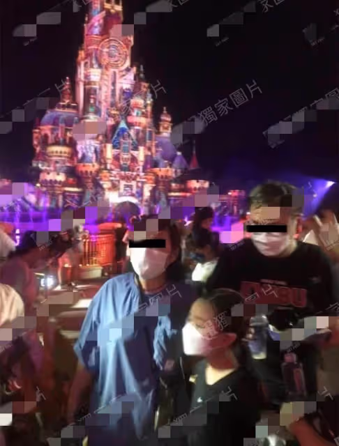劉德華妻女游迪士尼，朱麗倩發福難認兩鬢白發，10歲女兒個高像爸