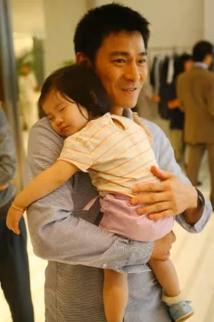 劉德華妻女游迪士尼，朱麗倩發福難認兩鬢白發，10歲女兒個高像爸