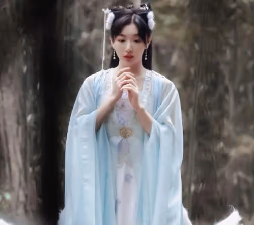 孔雪兒的古裝照也很美，像極了古言女主，竟然還有人說丑
