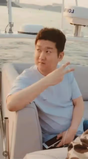 假富豪，詐騙犯，沒長相沒身材，挺著啤酒肚，女神朴敏英跟他圖啥