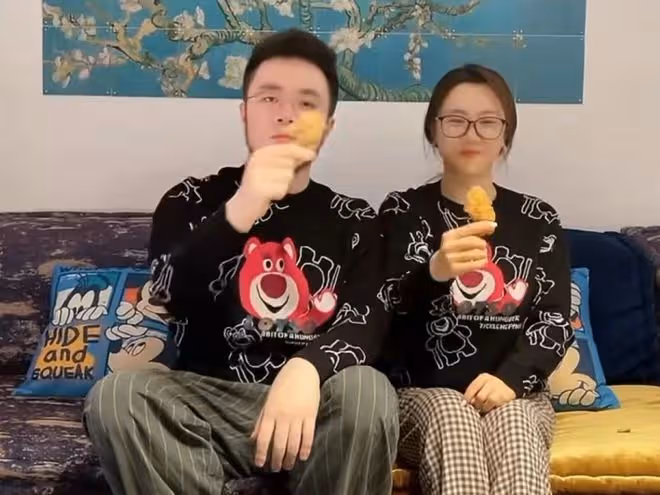 宋丹丹兒媳家中內景意外曝光，30萬沙發擺大廳，2萬音響丟牆邊