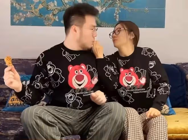 宋丹丹兒媳家中內景意外曝光，30萬沙發擺大廳，2萬音響丟牆邊
