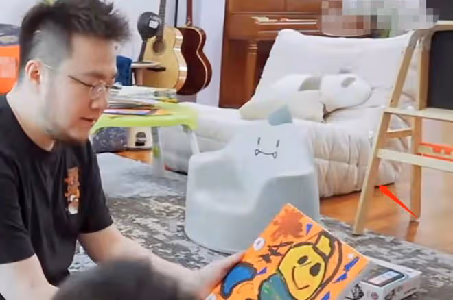 宋丹丹兒媳家中內景意外曝光，30萬沙發擺大廳，2萬音響丟牆邊