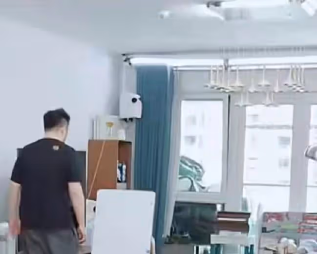 宋丹丹兒媳家中內景意外曝光，30萬沙發擺大廳，2萬音響丟牆邊