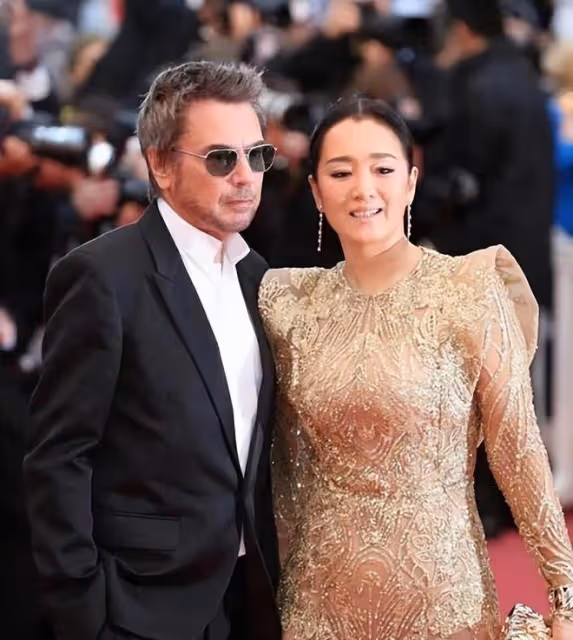 國內賺錢國外花的8位明星,有人過得安逸美好,有人為生活奔波