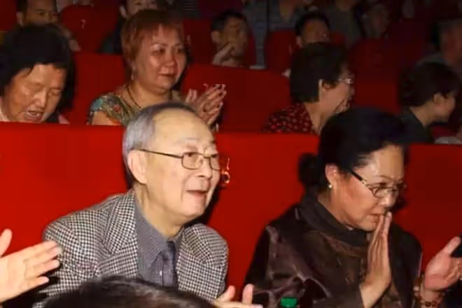 國內賺錢國外花的8位明星,有人過得安逸美好,有人為生活奔波