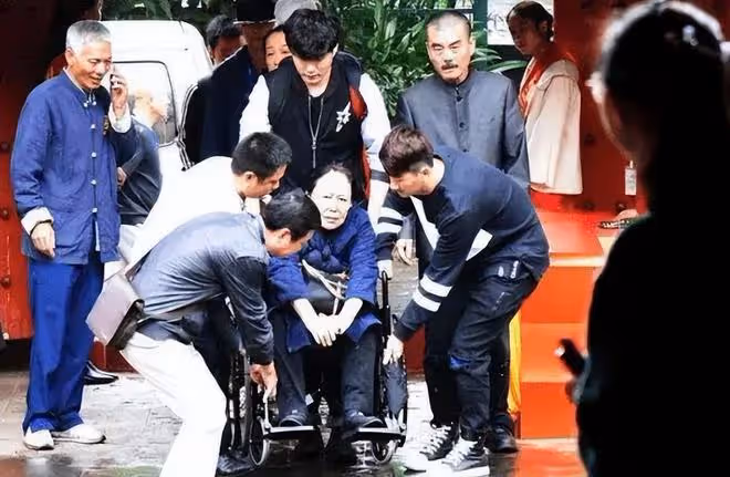 國內賺錢國外花的8位明星,有人過得安逸美好,有人為生活奔波