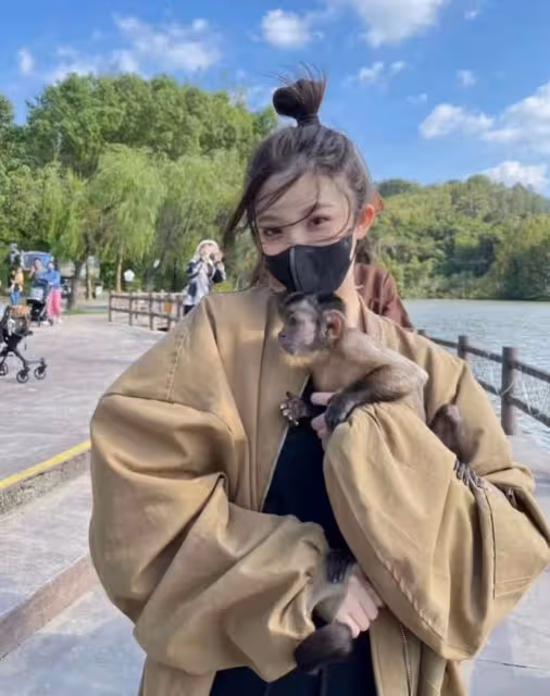 被封殺依舊瀟灑,王思聰帶四位美女遊玩,幾個女人相處超和諧!
