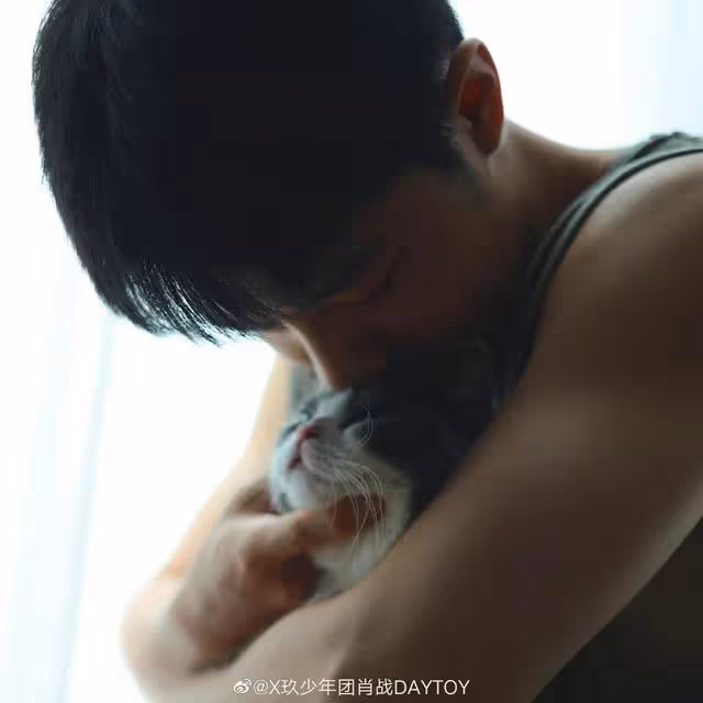 肖戰曬寵物合照眼神寵溺:好久不見!手臂肌肉線條搶鏡