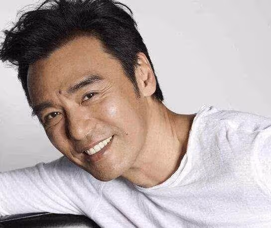他娶名媛前妻花費無度，二婚妻子賣鑽戒還債，如今66歲仍拍戲賺錢