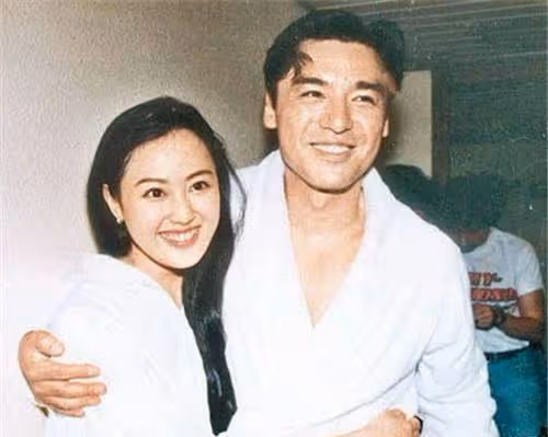 他娶名媛前妻花費無度，二婚妻子賣鑽戒還債，如今66歲仍拍戲賺錢