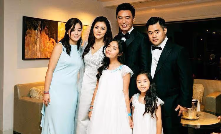 他娶名媛前妻花費無度,二婚妻子賣鑽戒還債,如今66歲仍拍戲賺錢