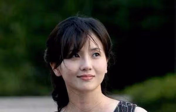 她是國家一級演員,為前夫守寡10年,從沒鬧過緋聞,後嫁周迅老師
