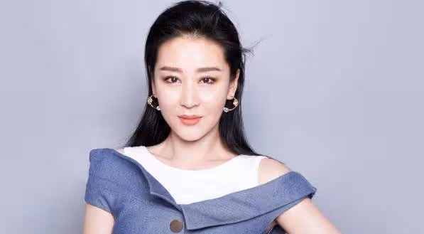曾是羅晉的初戀，如今嫁給大21歲富豪老公，41歲的她開上私人飛機