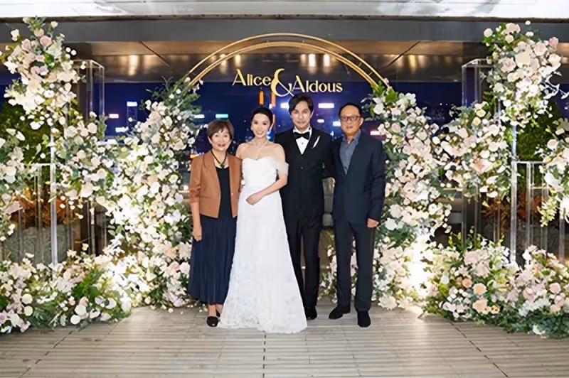 71歲「肥貓」鄭則仕參加陳煒婚禮,攜小14歲妻子一同出席,多年罕露面,氣質非常大方優雅