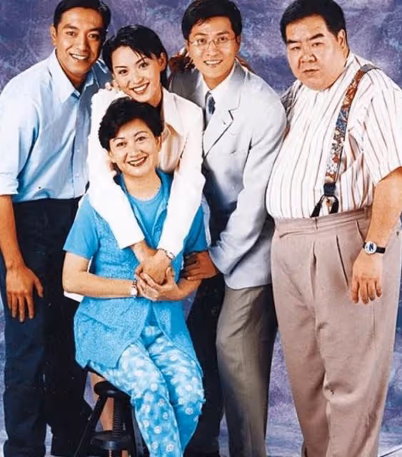 71歲「肥貓」鄭則仕參加陳煒婚禮,攜小14歲妻子一同出席,多年罕露面,氣質非常大方優雅