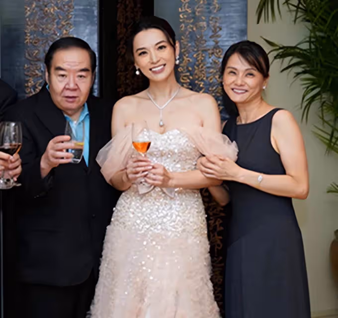 71歲「肥貓」鄭則仕參加陳煒婚禮,攜小14歲妻子一同出席,多年罕露面,氣質非常大方優雅