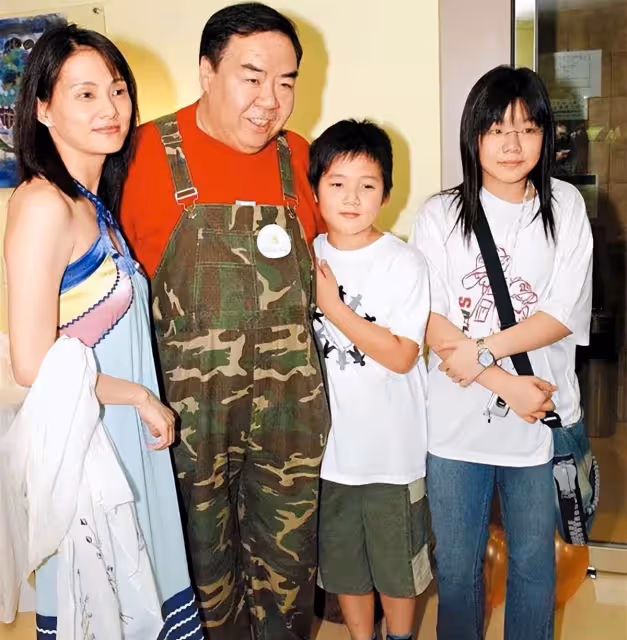 71歲「肥貓」鄭則仕參加陳煒婚禮,攜小14歲妻子一同出席,多年罕露面,氣質非常大方優雅