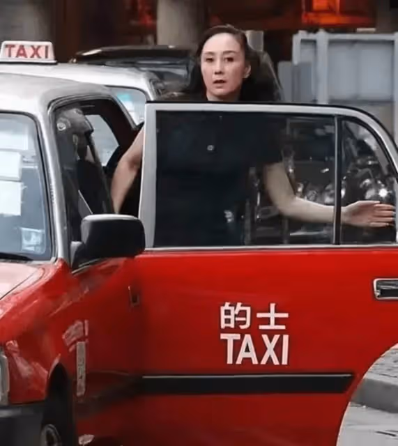 利智60歲身材依舊凹凸有致,站街頭成最美景色,跟素人相比反差很大