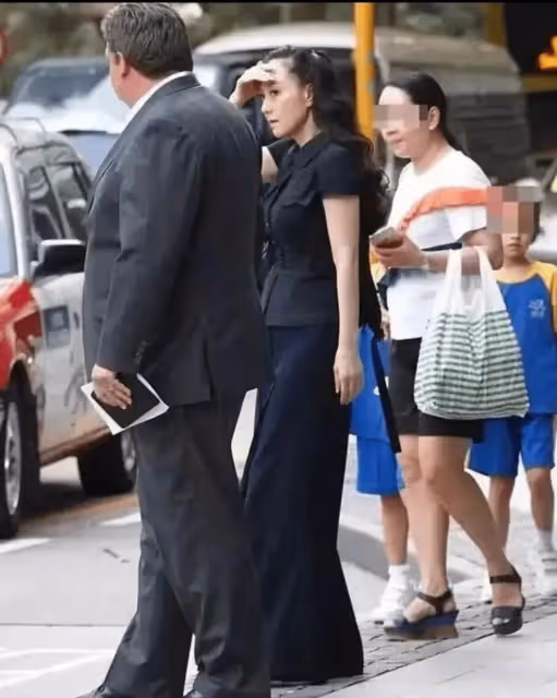 利智60歲身材依舊凹凸有致,站街頭成最美景色,跟素人相比反差很大