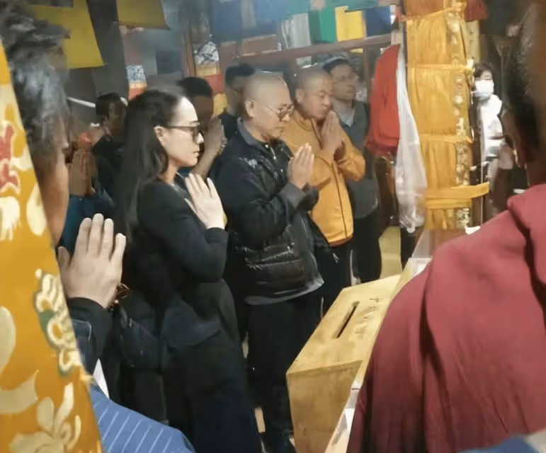 利智60歲身材依舊凹凸有致,站街頭成最美景色,跟素人相比反差很大