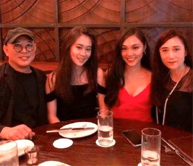 利智60歲身材依舊凹凸有致,站街頭成最美景色,跟素人相比反差很大