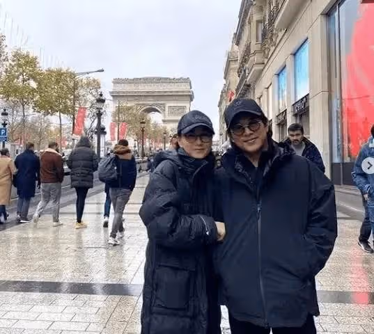 利智60歲身材依舊凹凸有致,站街頭成最美景色,跟素人相比反差很大