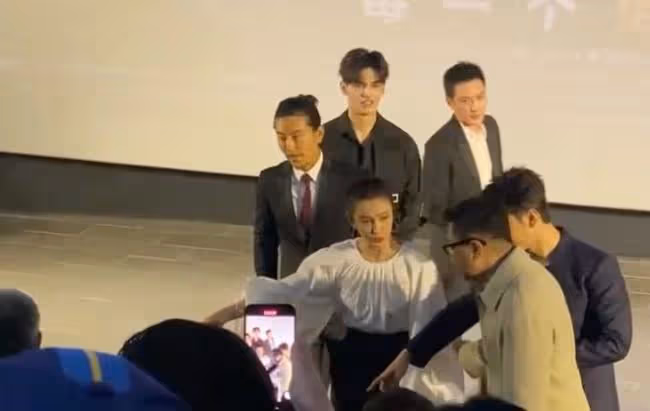 李冰冰黃曉明罕同框 馮紹峰站C位表情嚴肅