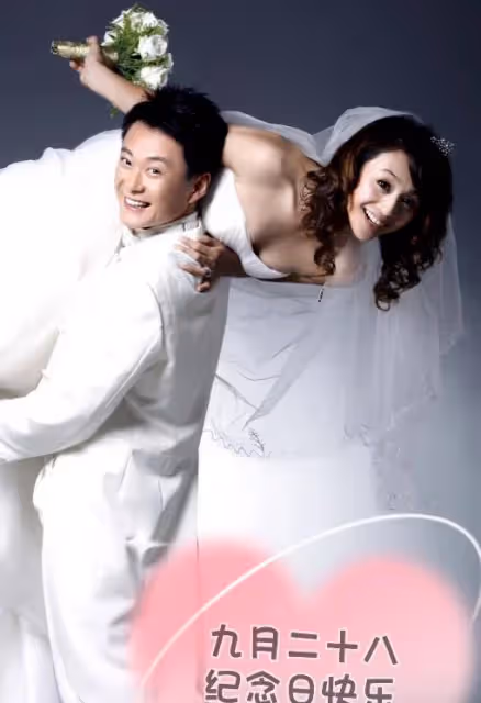 曹穎曬全家福慶結婚紀念日，11歲兒子個子超醒目，三雙長腿太吸睛