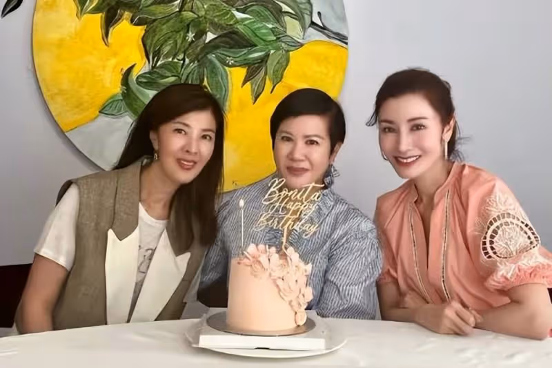 李嘉欣帶姐姐參加名媛聚會，60歲的李嘉明模樣變化很大