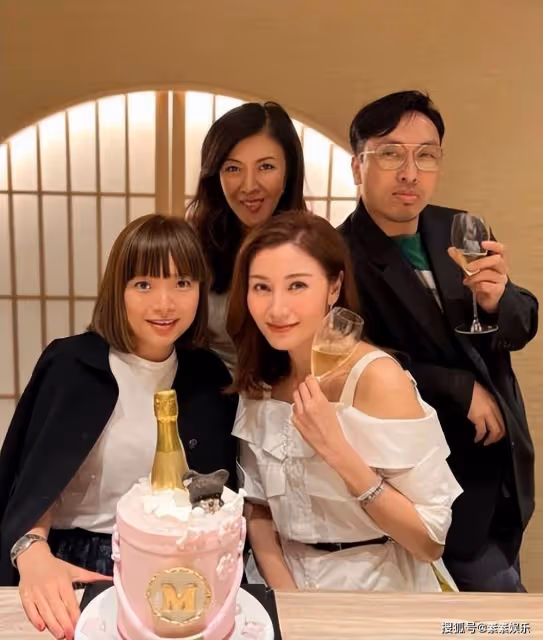 李嘉欣帶姐姐參加名媛聚會，60歲的李嘉明模樣變化很大