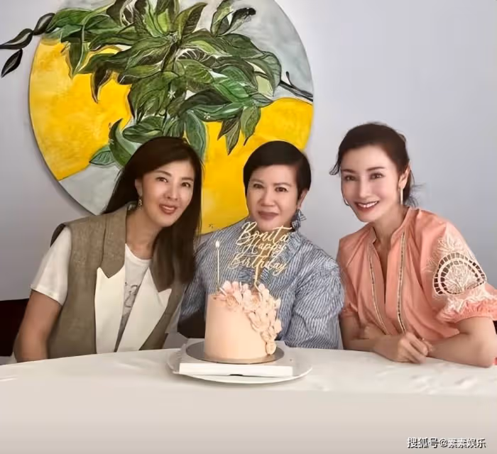 李嘉欣帶姐姐參加名媛聚會，60歲的李嘉明模樣變化很大