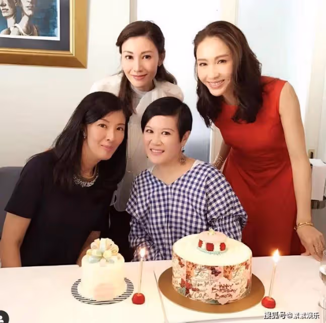 李嘉欣帶姐姐參加名媛聚會，60歲的李嘉明模樣變化很大