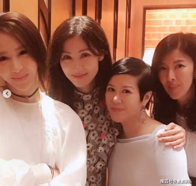李嘉欣帶姐姐參加名媛聚會，60歲的李嘉明模樣變化很大
